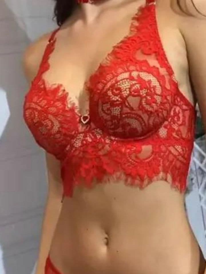 Silvia in roter Spitzenwäsche mit einem roten Halsband